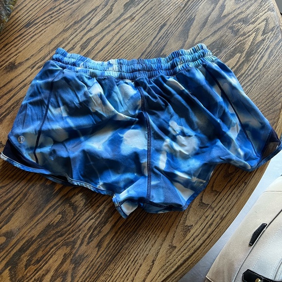 Lululemon hotty hot short 2.5” size 10 - Picture 2 of 2